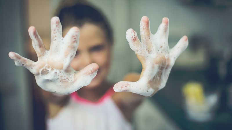 Las medidas higiénicas siguen siendo las más efectivas en todas las edades para prevenir contagios.