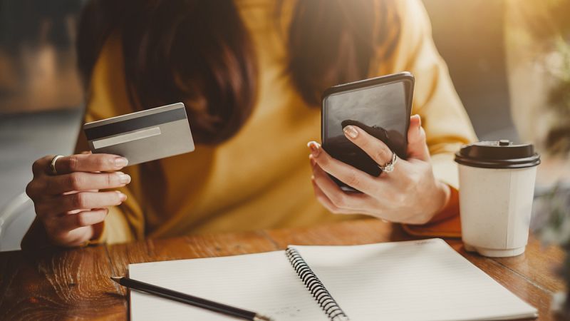 Una joven con una tarjeta 'revolving'