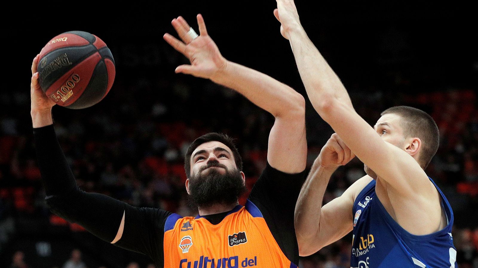 El pívot del Valencia Basket, Bojan Dubljevic (i), trata de encestar ante la oposición del ala-pí­vot del San Pablo Burgos, Dragan Apic (d)