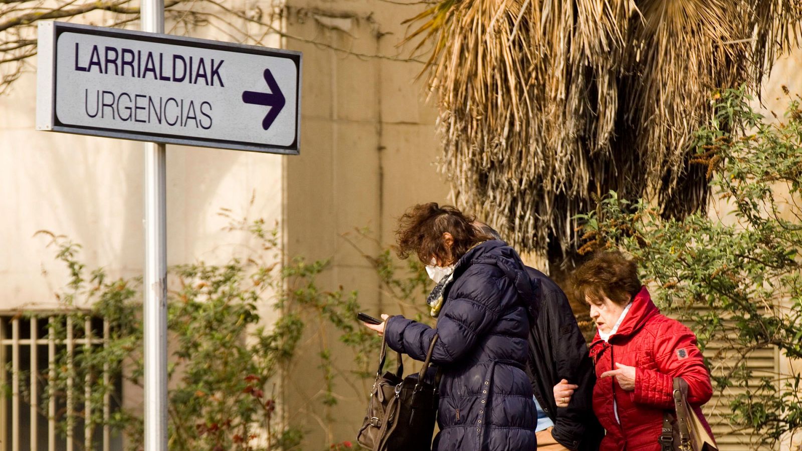 Una mujer sale del hospital Universitario de Álava-Txagorritxu en Vitoria este martes protegida con una mascarilla