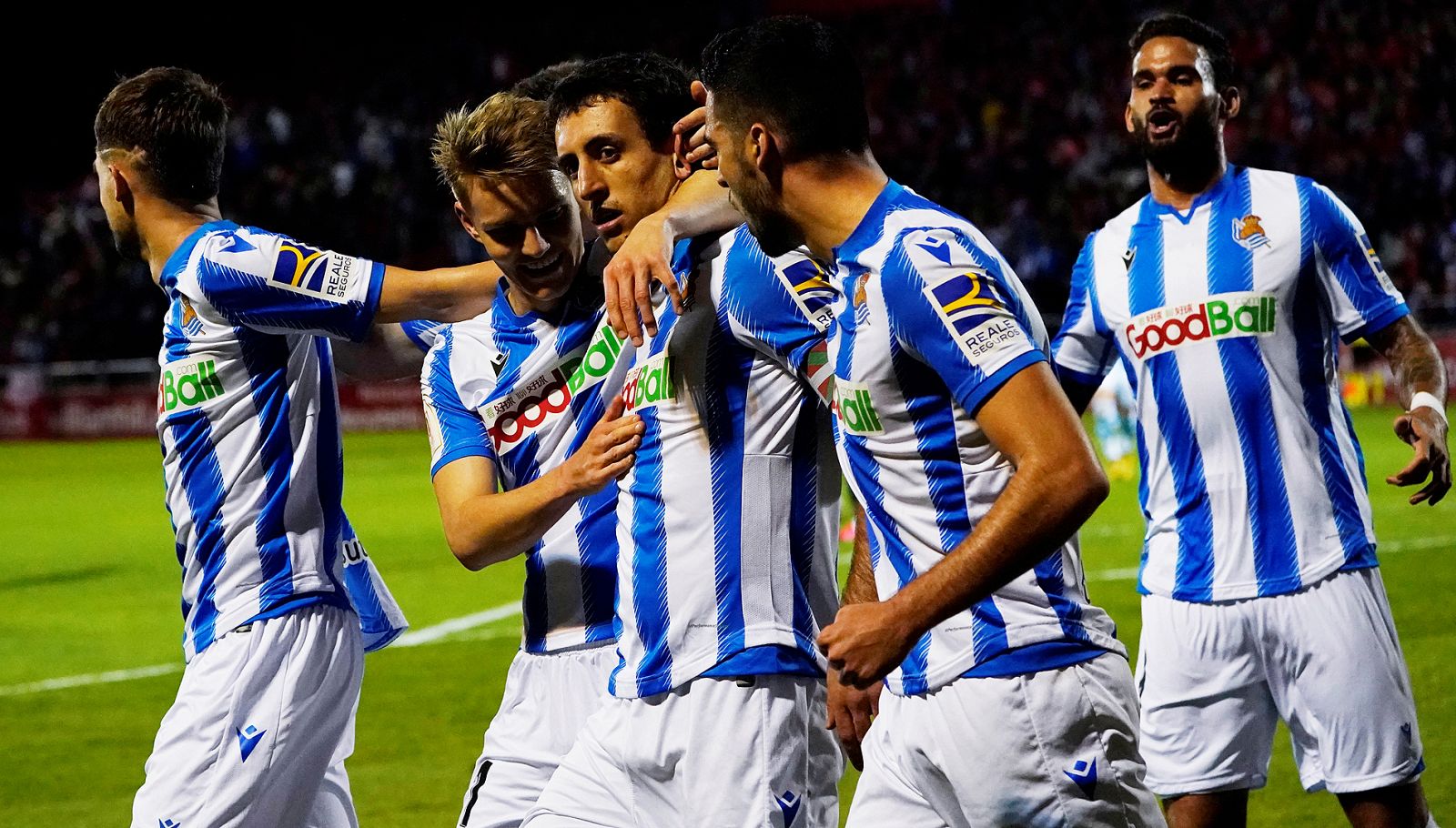 Los jugadores de la Real Sociedad celebran el gol de Oyarzabal al Mriandés.