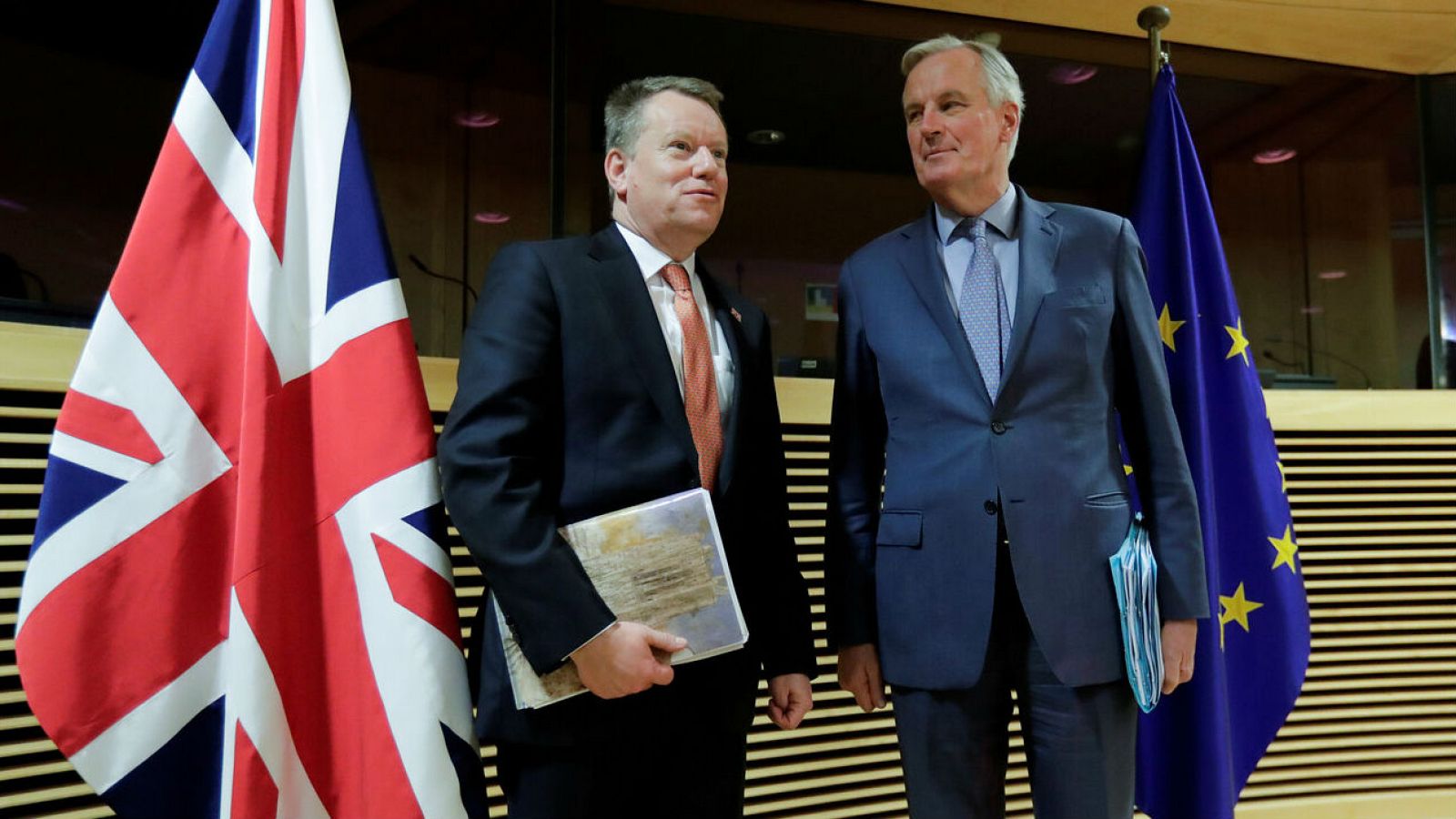 Los negociadores del Reino Unido, David Frost y de la Unión Europea Michel Barnier, durante el primer encuentro para la negociación de ambos tras el Brexit.