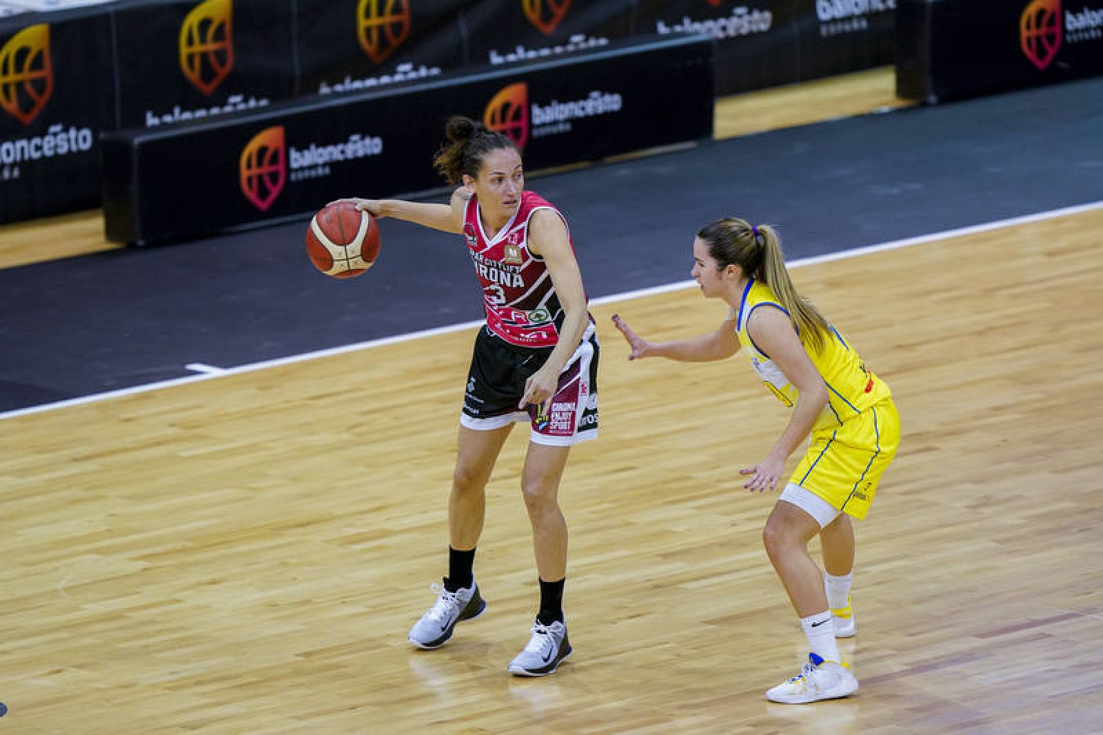 Laia Palau bota el balón en el partido ante La Seu