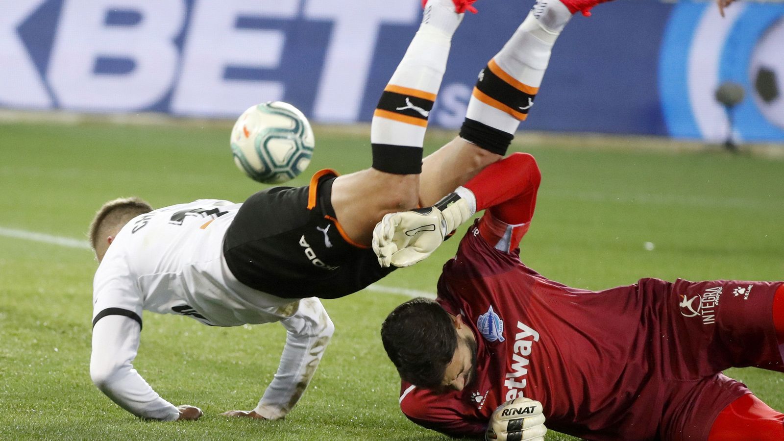 El delantero del Valencia Cheryshev (i) cae ante el guardameta del Alavés. Fernando Pacheco