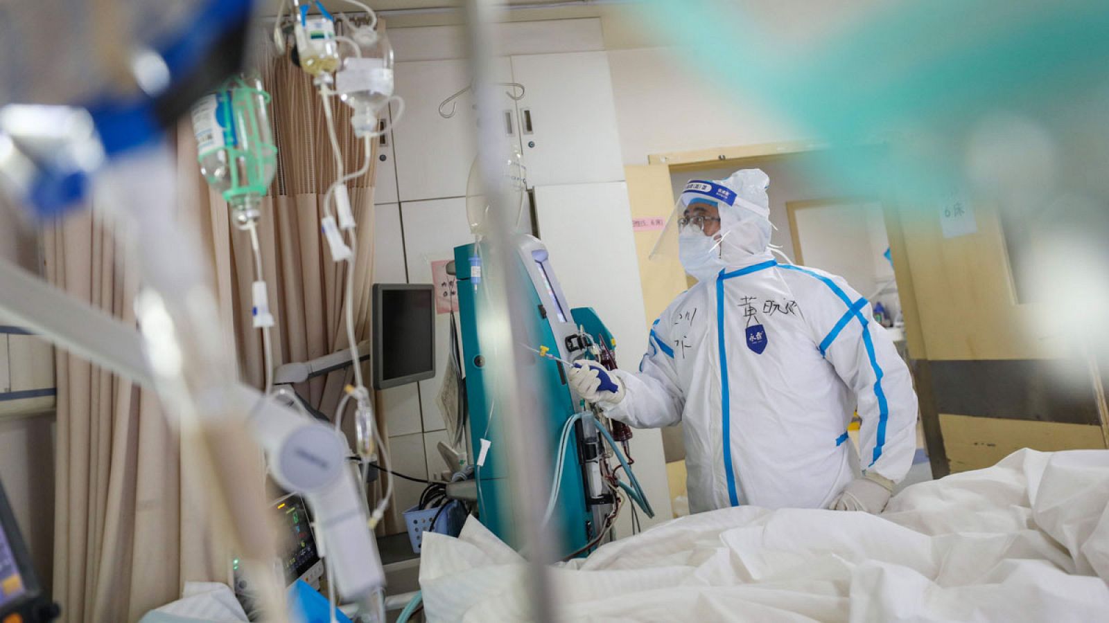 Un médico controlando a un paciente con coronavirus COVID-19 en el hospital de la Cruz Roja en Wuhan, China.