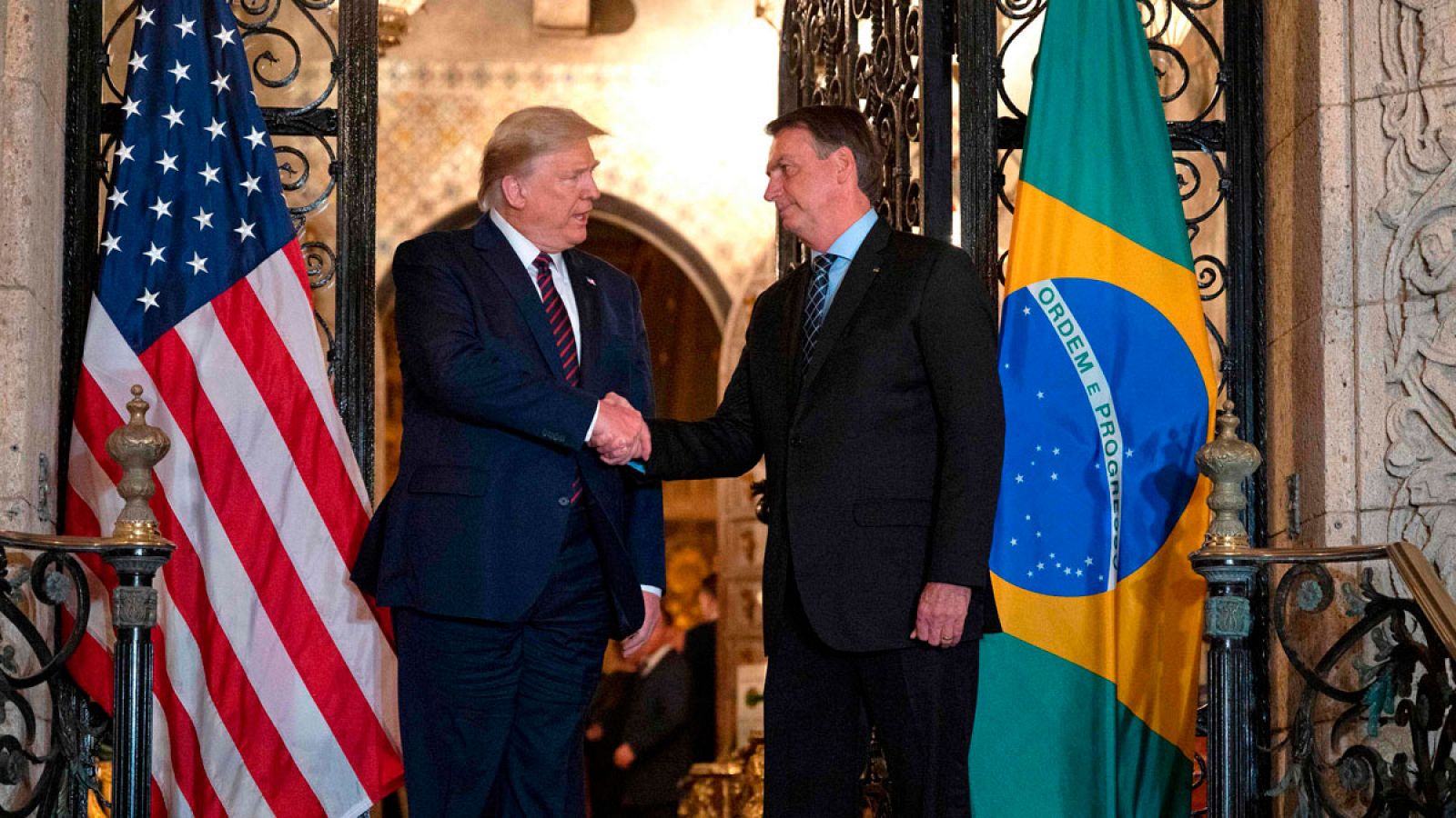 El presidente de Estados Unidos, Donald Trump, junto al presidente de Brasil, Jair Bolsonaro (d), el sábado 7 de marzo de 2020 en Palm Beach, Florida.