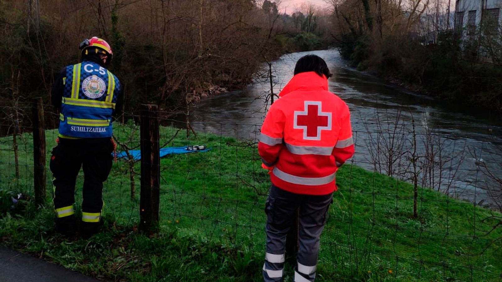 Los equipos de emergencia buscan a los dos ocupantes desaparecidos