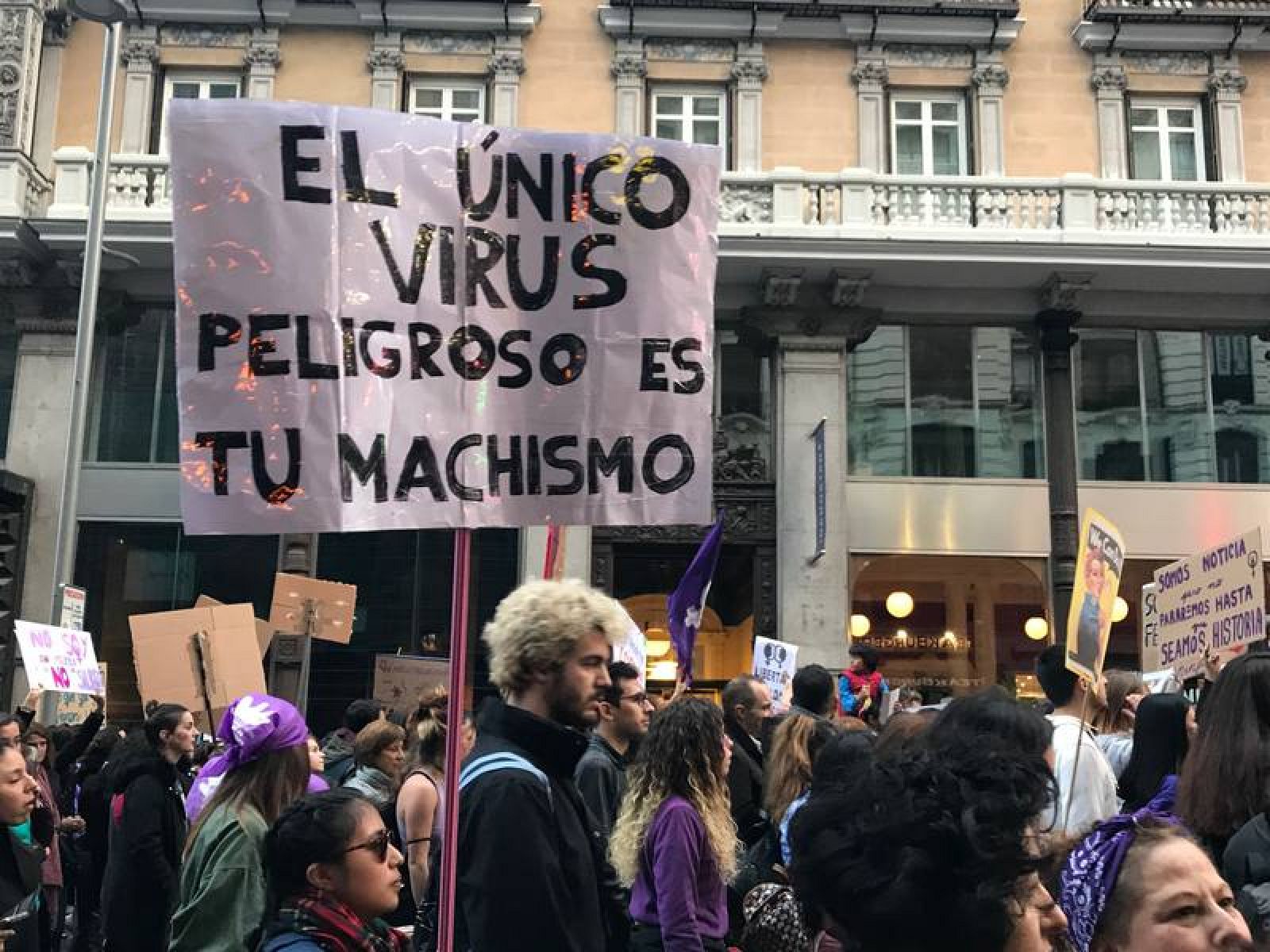 Imagen de unos manifestantes durante el 8M en Madrid.