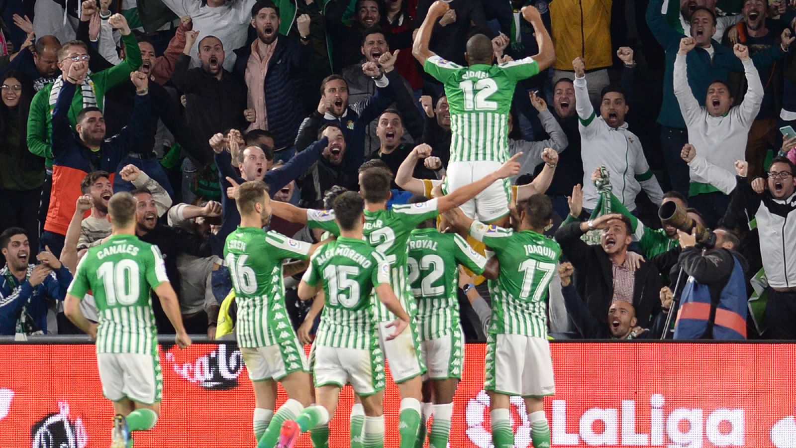 Los jugadores del Betis celebran el gol de Sidnei