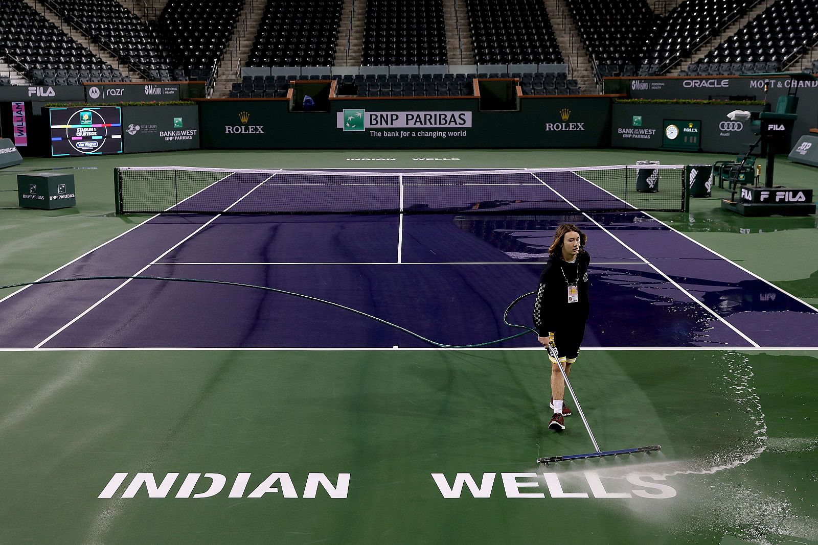 Tareas de limpieza de una pista en Indian Wells