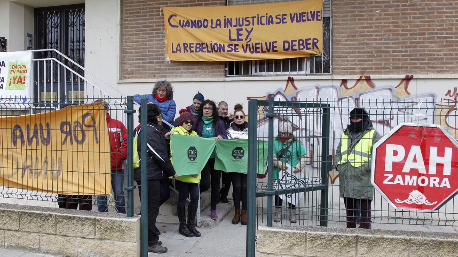 La Plataforma de Afectados por la Hipoteca (PAH) concentrados para parar un desahucio