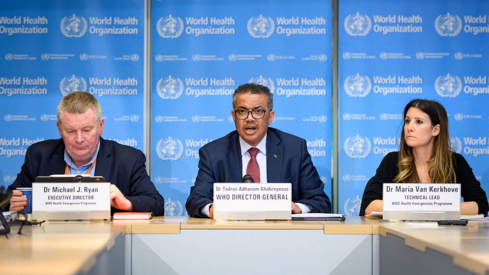 El director general de la Organización Mundial de la Salud (OMS), Tedros Adhanom Ghebreyesus (c), junto a otros miembros de la organización.