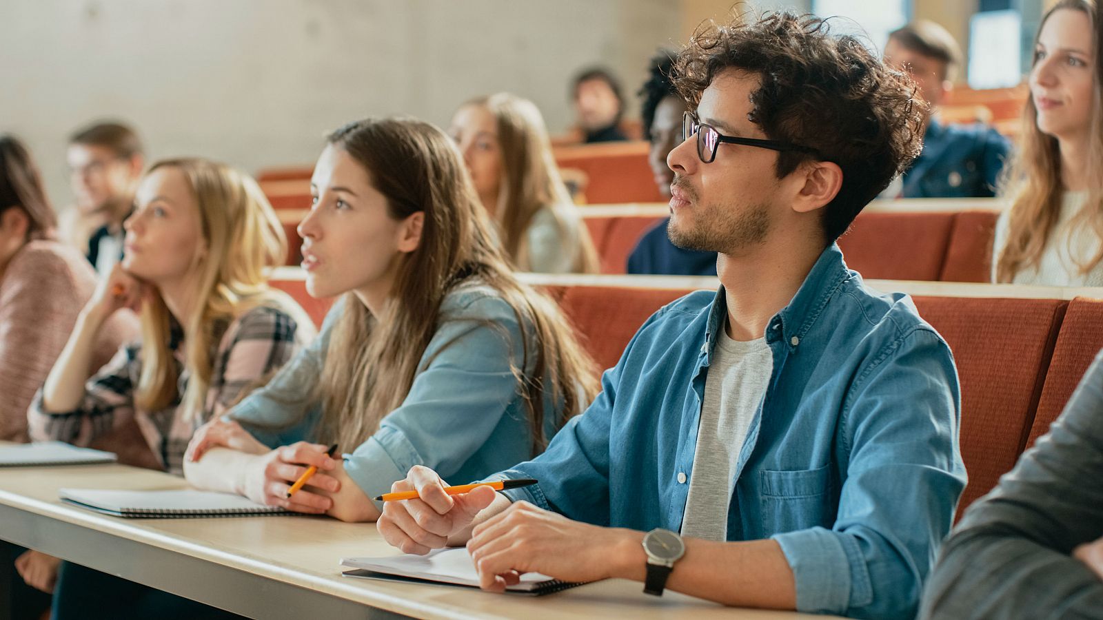  Estudiantes universitarios asisten a una clase