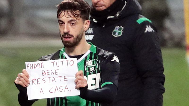 Caputo enseña un cartel durante la celebración de un gol