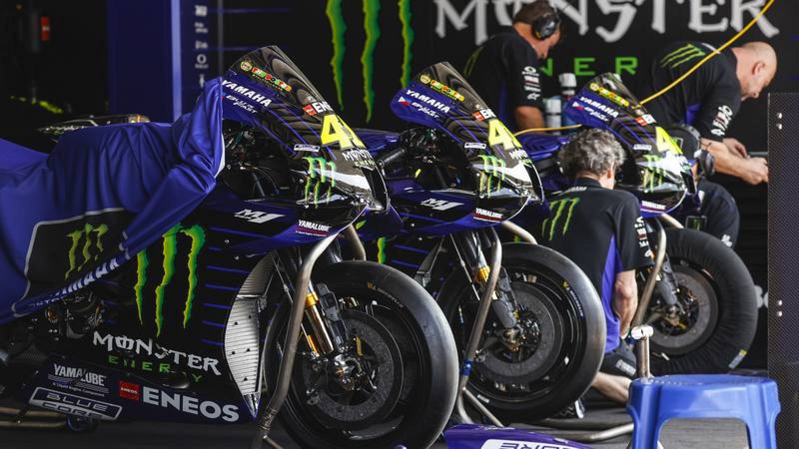Unos técnicos del equipo Yamaha preparan las motos de los pilotos