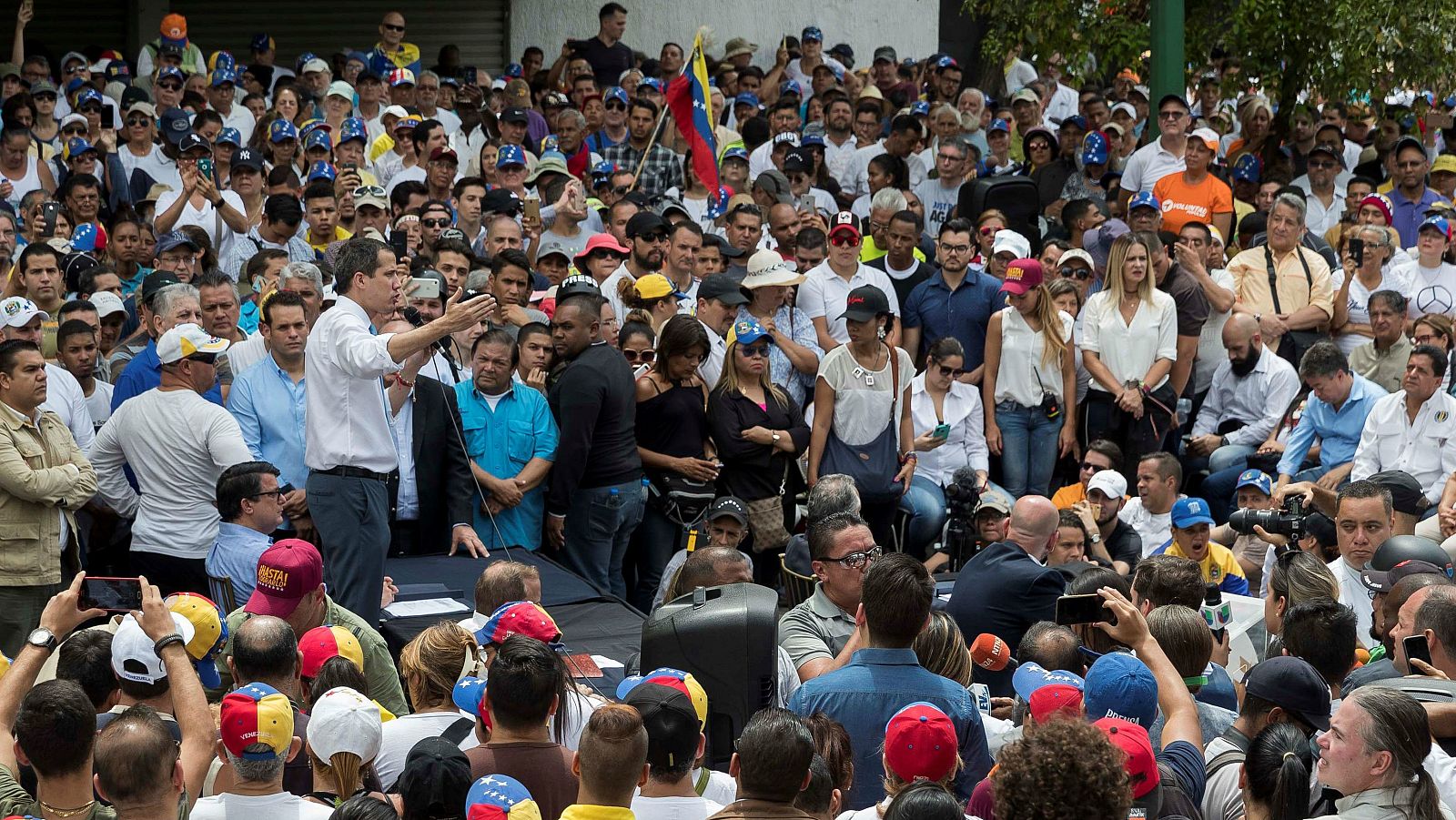  Guaidó en un discurso con un megáfono en una de las archas en Caracas rodeado de personas