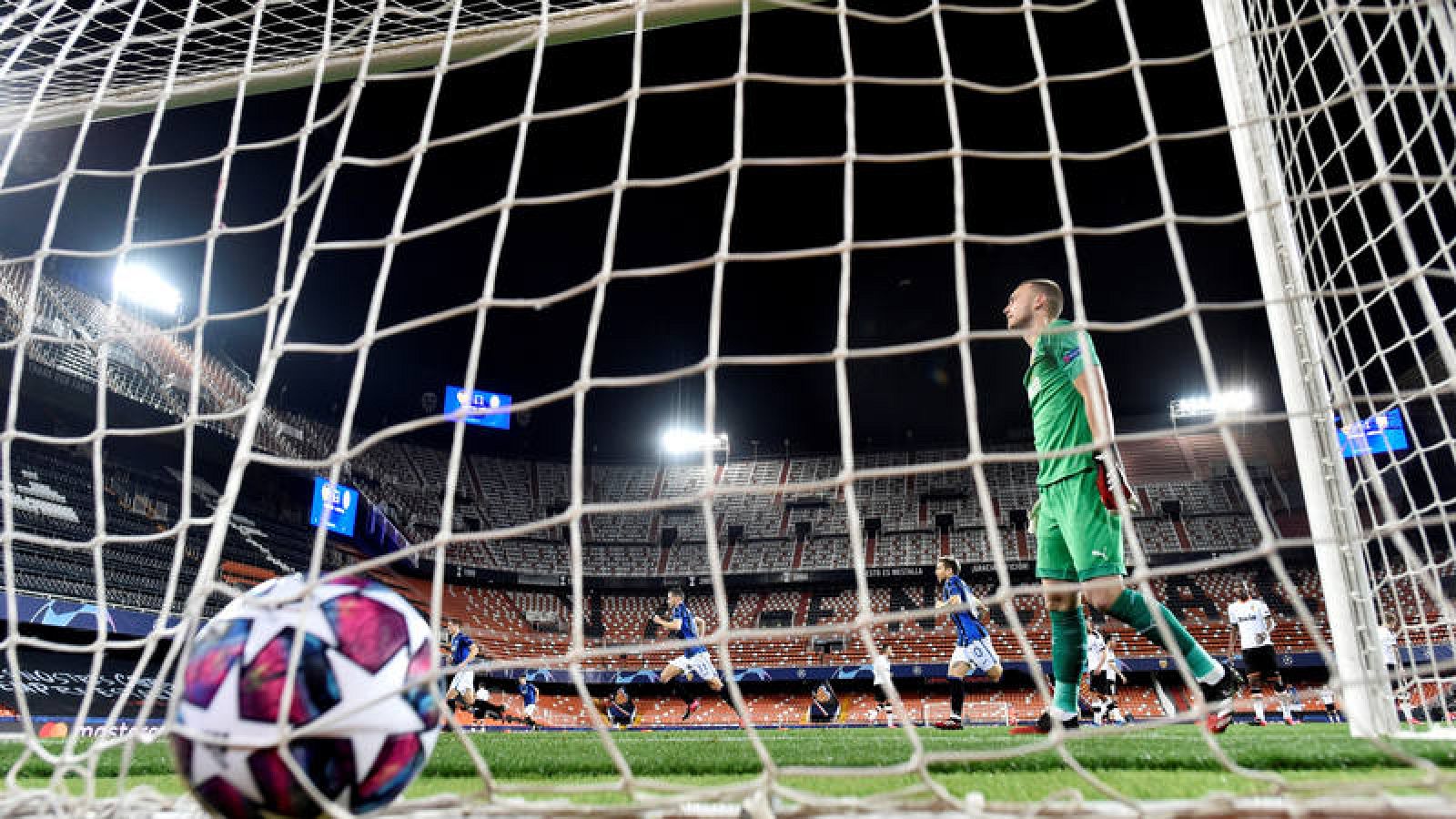 Ilicic celebra su segundo gol frente a la decepción de Jasper Cillessen, portero del Valencia