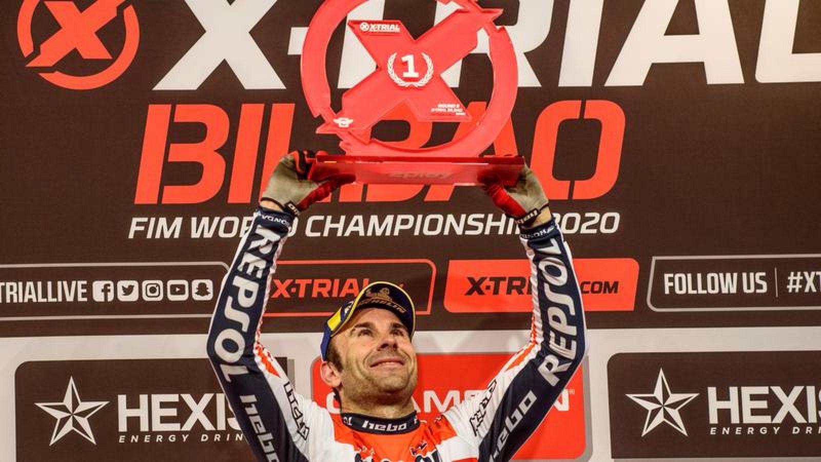 El piloto Toni Bou celbra su triunfo en la quinta prueba del Campeonato del Mundo de X-Trial 2020 en  Bilbao. 