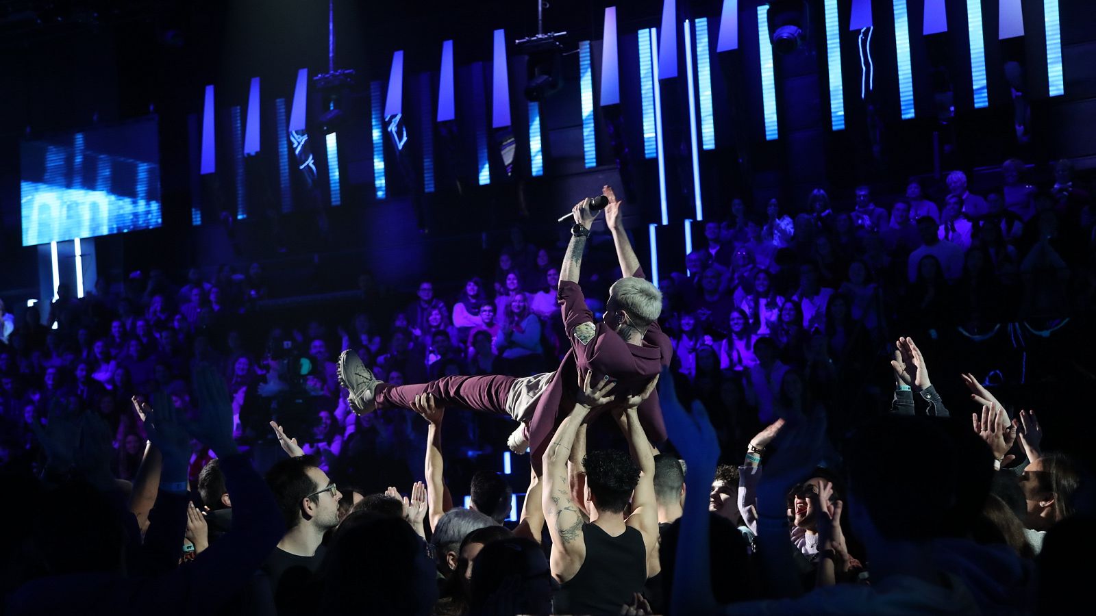 Hugo lanzándose al público en el la Gala 8 mientras cantaba "Se acabó"