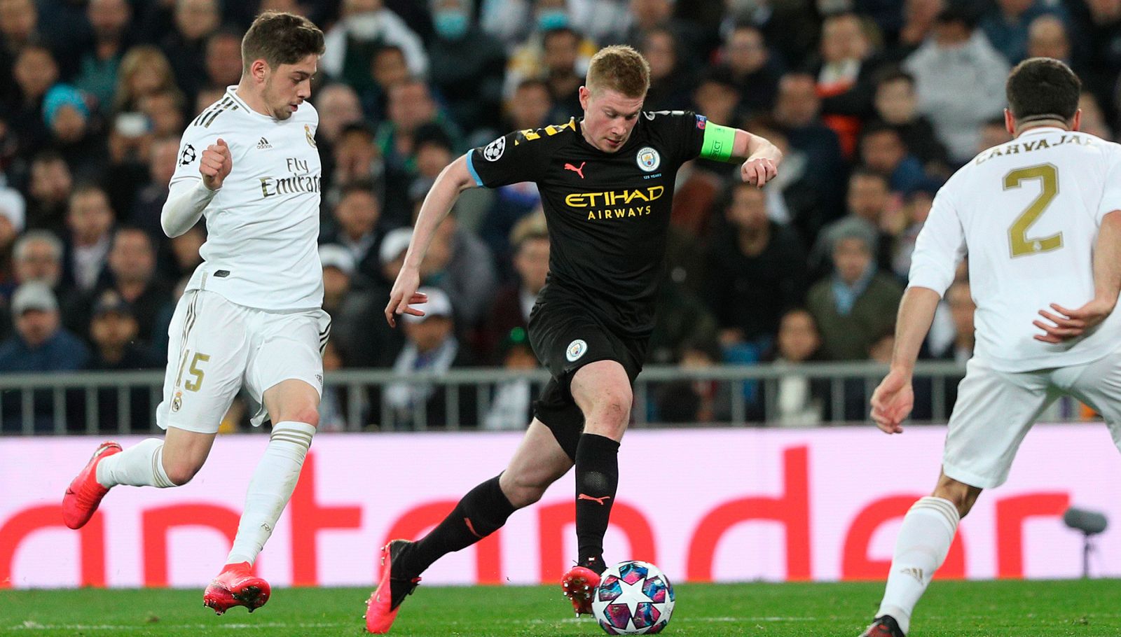 De Bruyne y Valverde, en un momento del partido de ida.