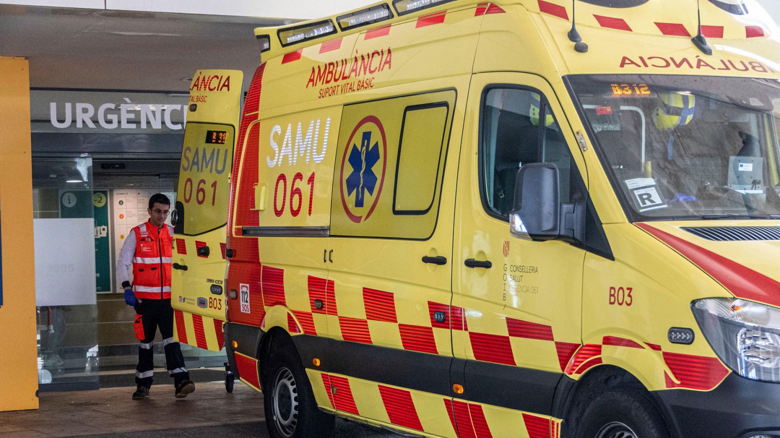 Una ambulancia aparcada ante el acceso a Urgencias del hospital Son Espases de Palma de Mallorca