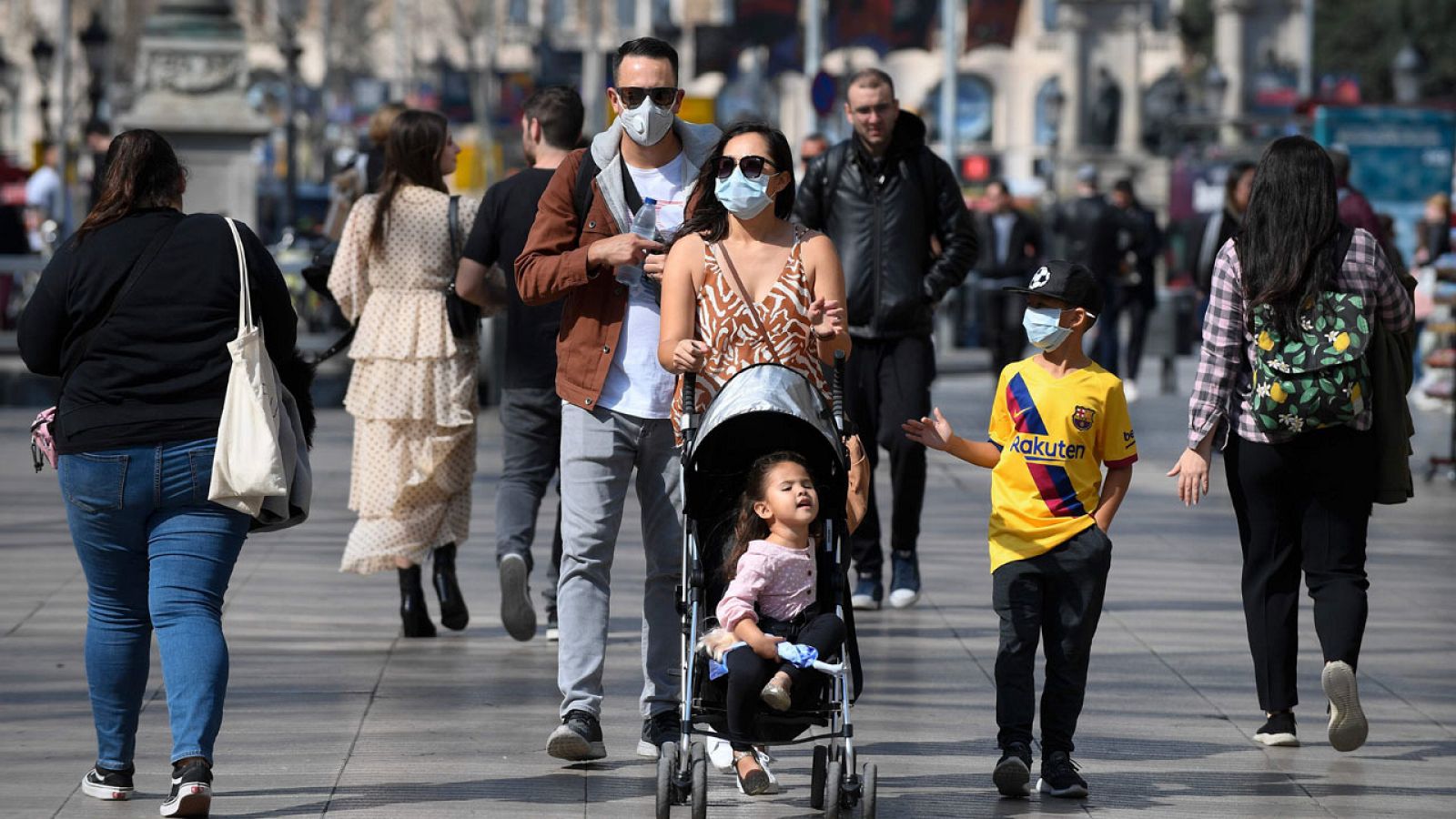 Una familia pasea por Las Ramblas de Barcelona este viernes