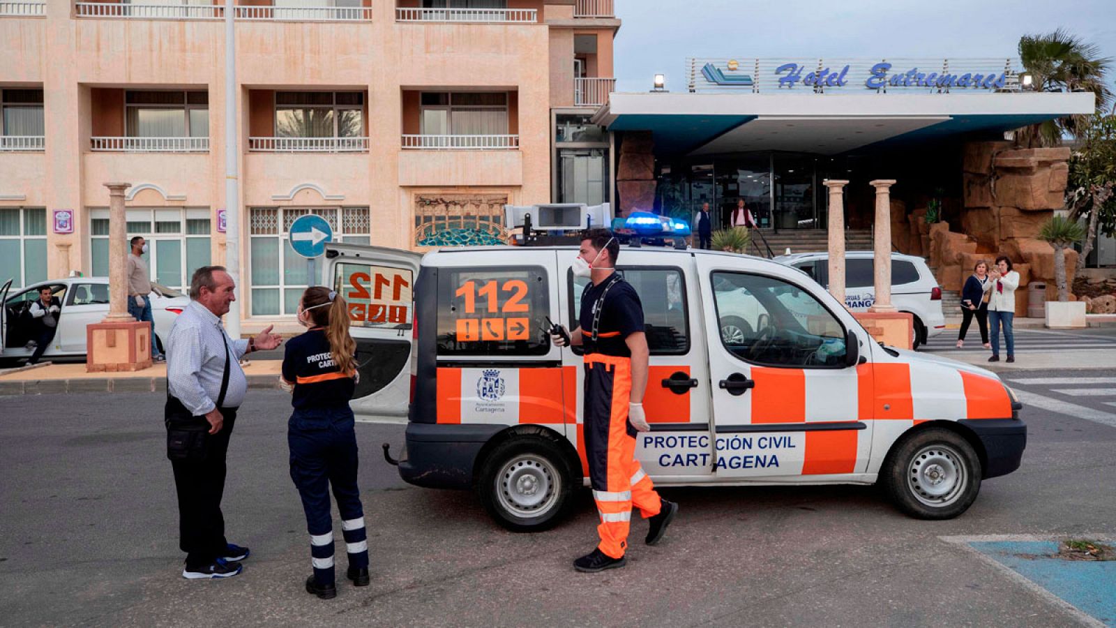 Dos voluntarios de Protección Civil del Ayuntamiento de Cartagena