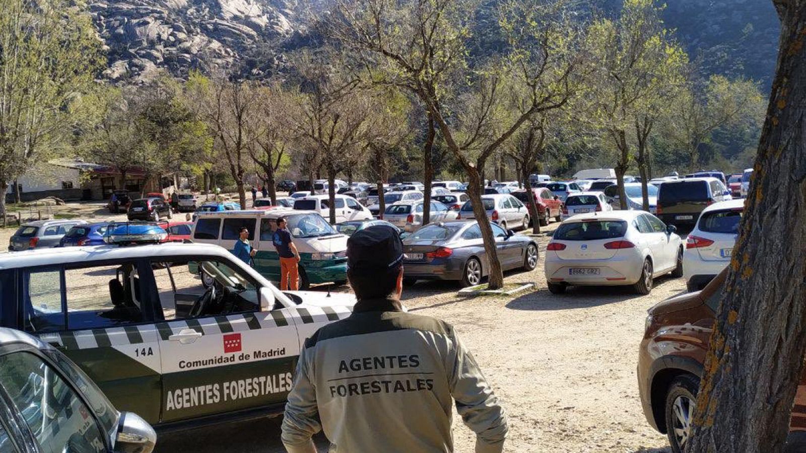 Imagen de un aparcamiento de la Pedriza