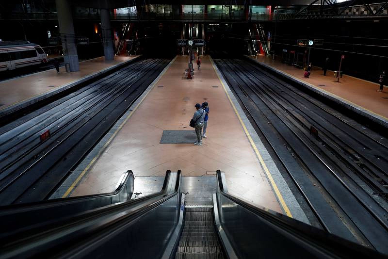  Andenes vacíos en la estación de Cercanías de Atocha este lunes en Madrid. 