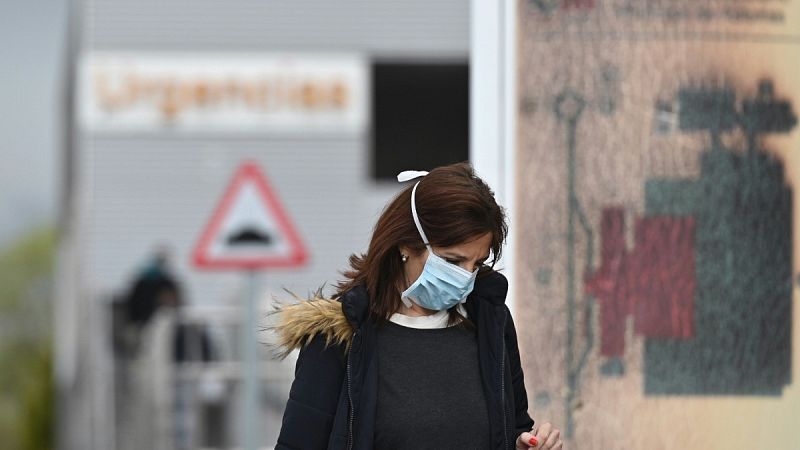 En la imagen, una mujer viste una mascarilla.