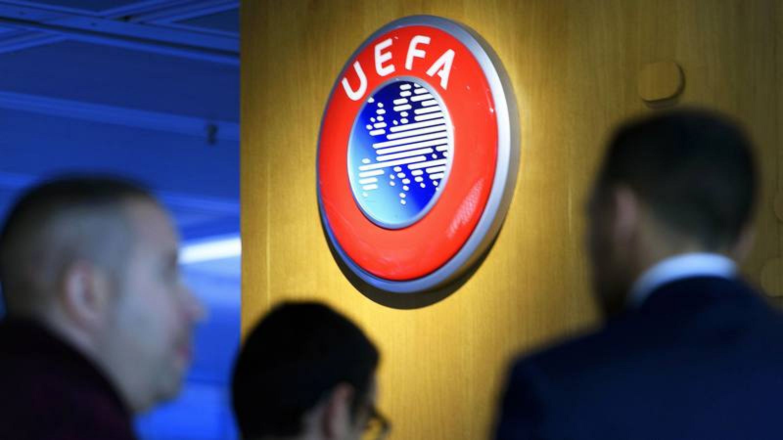 Imagen del logotipo de la UEFA en su sede de Nyon.