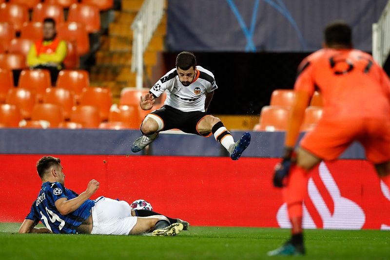 Gayà salta durante el Valencia - Atalanta