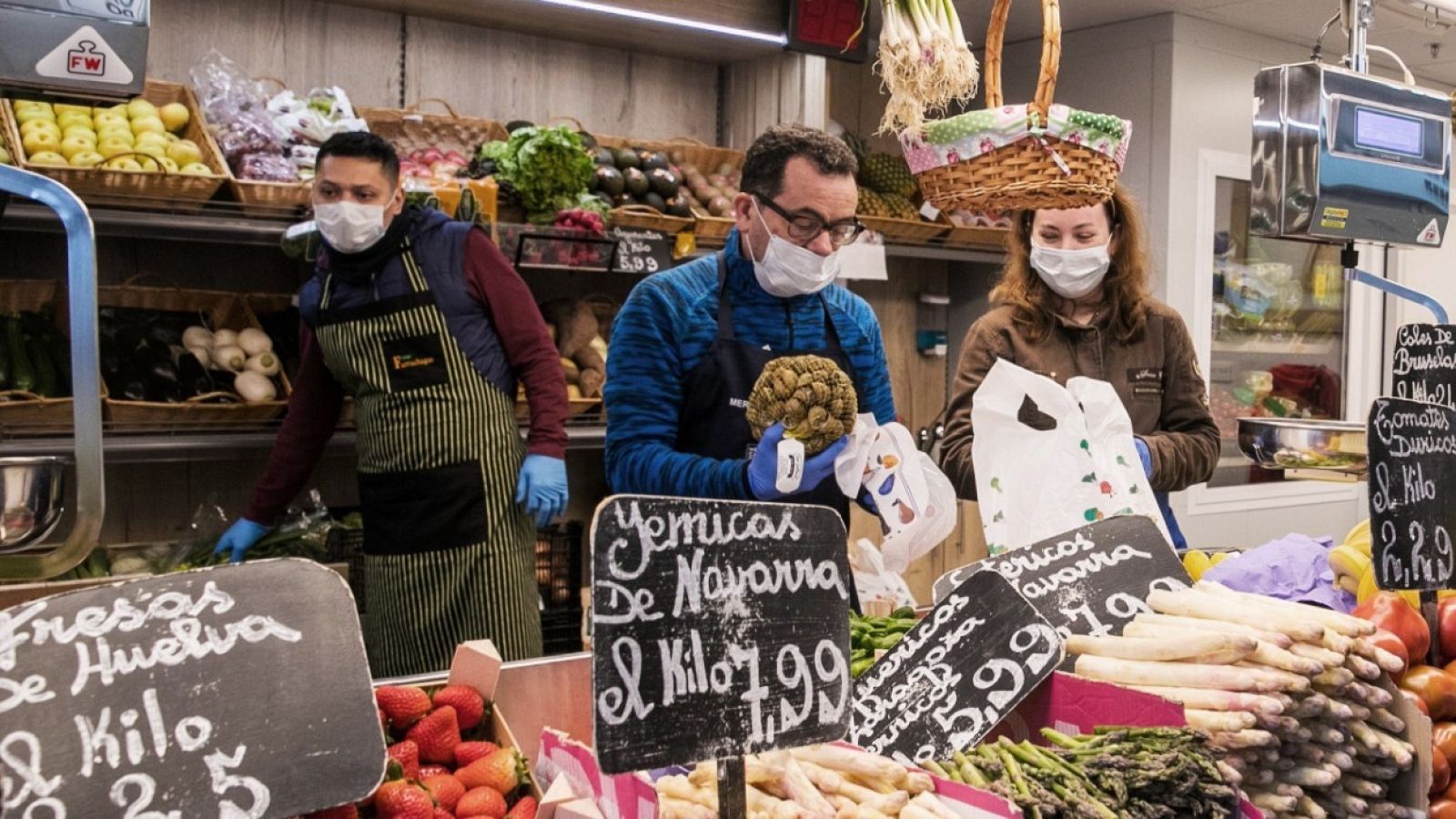  El uso de mascarillas, guantes y geles es vital para los trabajadores que no están en cuarentena. 