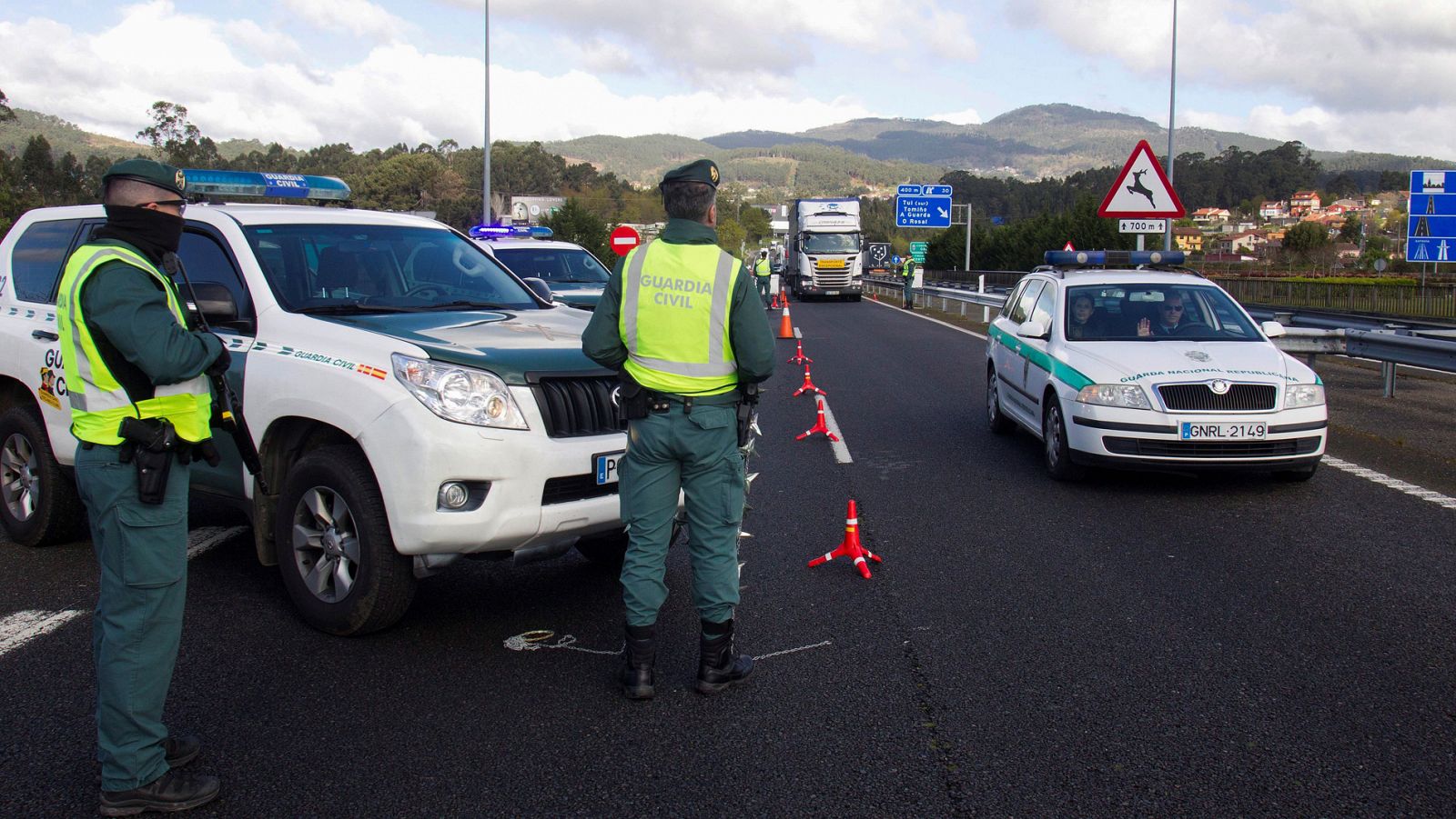 Agentes de la Guardia Civil realizan controles en un control de acceso instalado en el Puente Internacional de Tuy (Pontevedra).