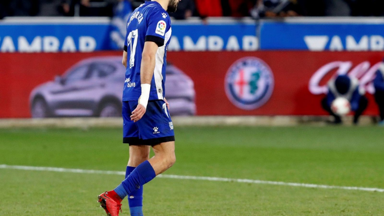 Imagen de archivo de un jugador del Alavés durante un partido de Liga.