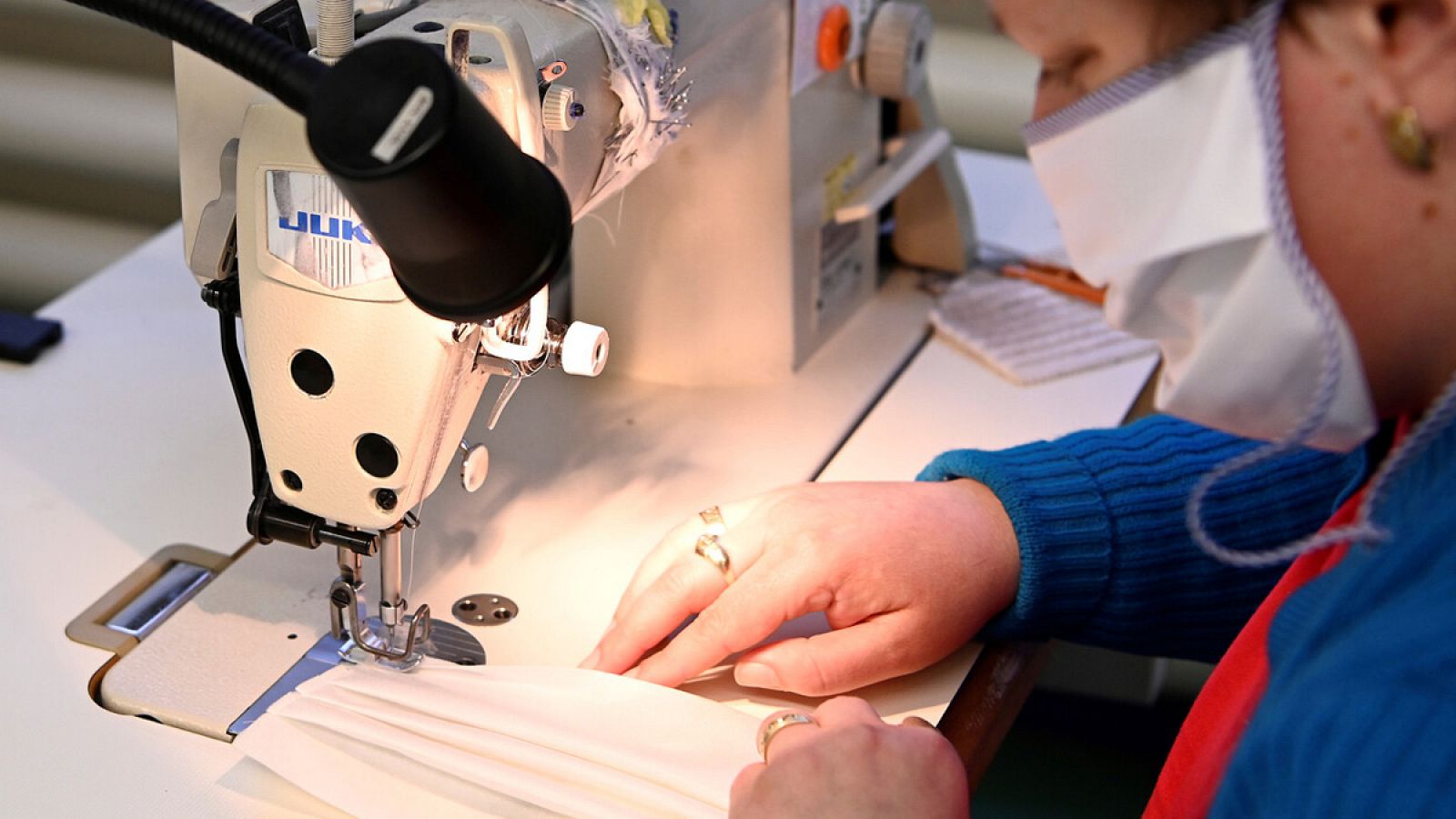 Una costurera de moda hace una mascarilla en el taller