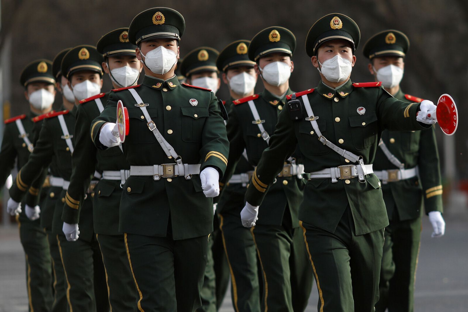 Un grupo de oficiales paramilitares camina por Pekín
