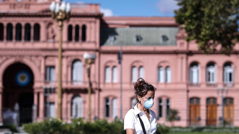 Una mujer con mascarilla andando por la Plaza de Mayo en Buenos Aires.