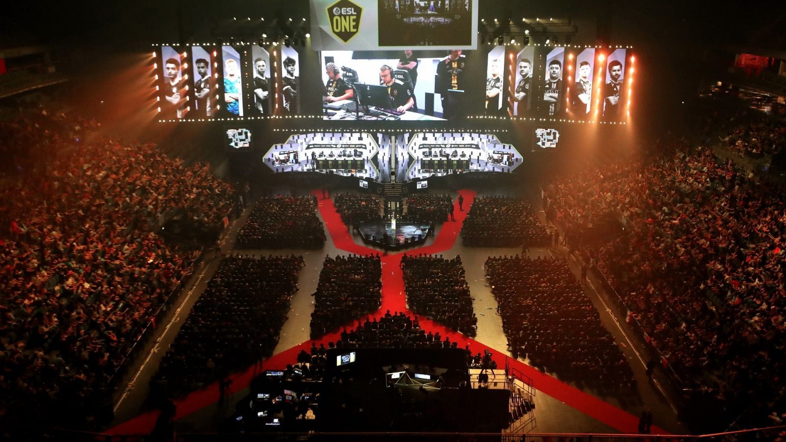  Espectadores siguen el evento ESL One en el LANXESS Arena en Colonia, Alemania