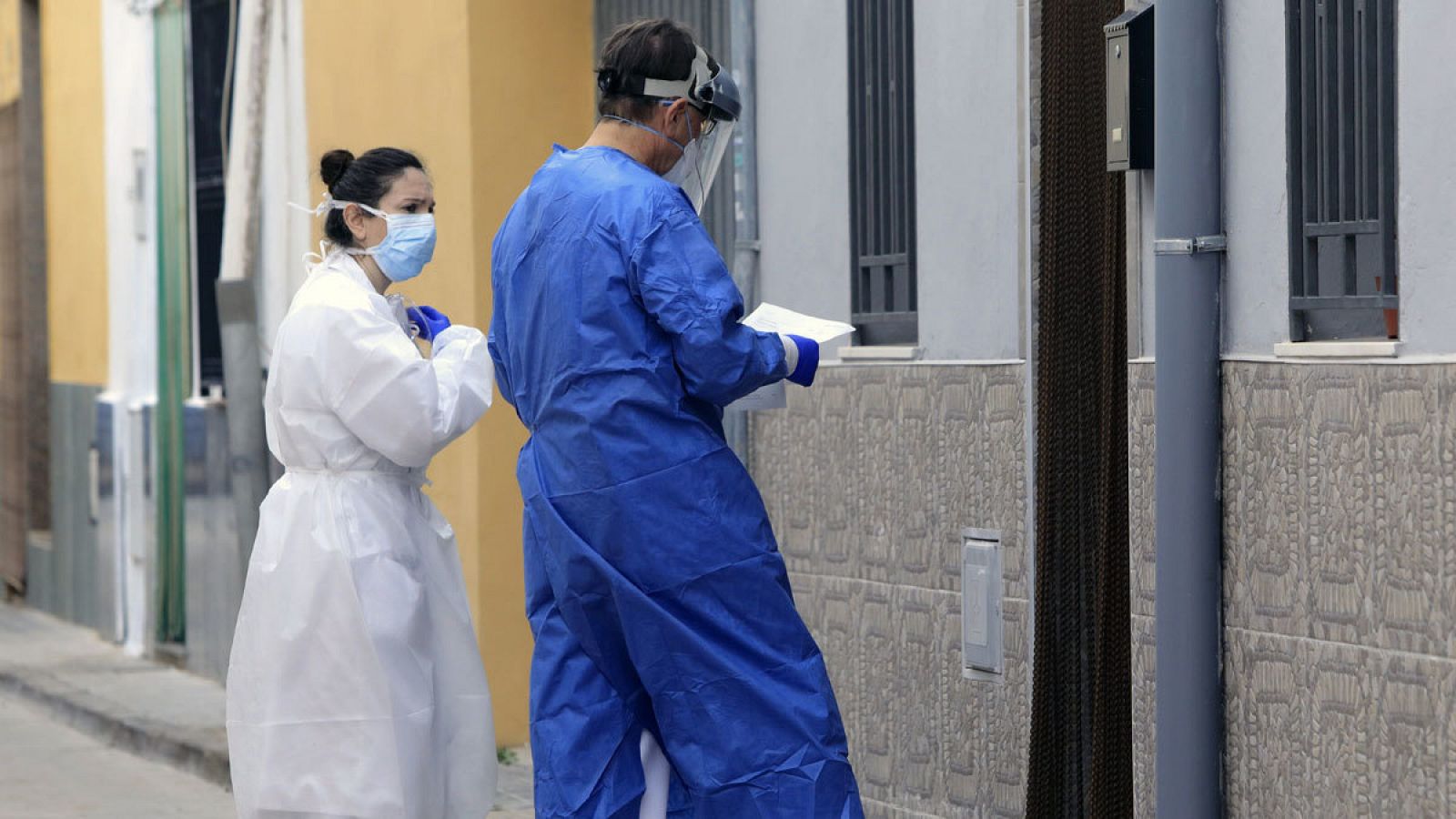 Dos sanitarios se dirigen a visitar a un paciente a domicilio en la localidad castellonense e Almassora