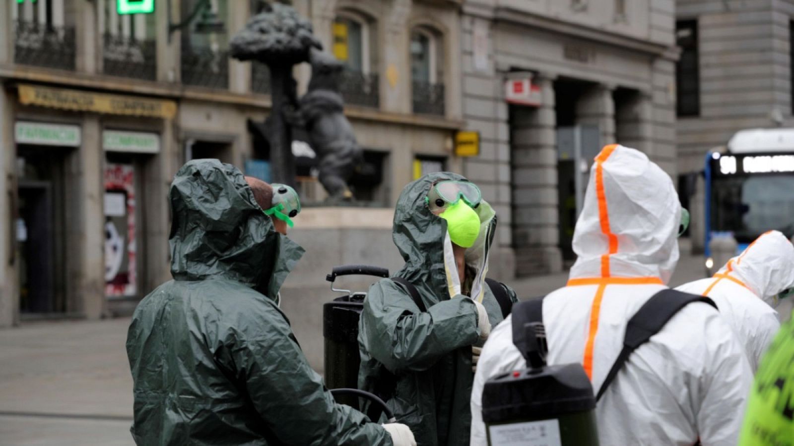 Imagen de efectivos de la Unidad Militar de Emergencias (UME) en la madrileña Puerta del Sol.