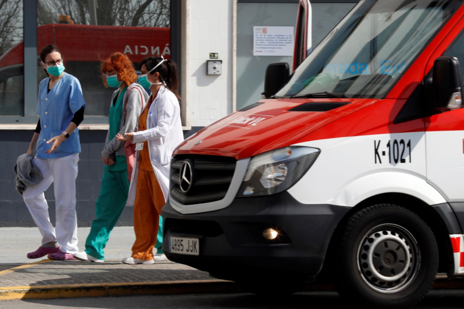 Personal sanitario a la salida de un hospital en España