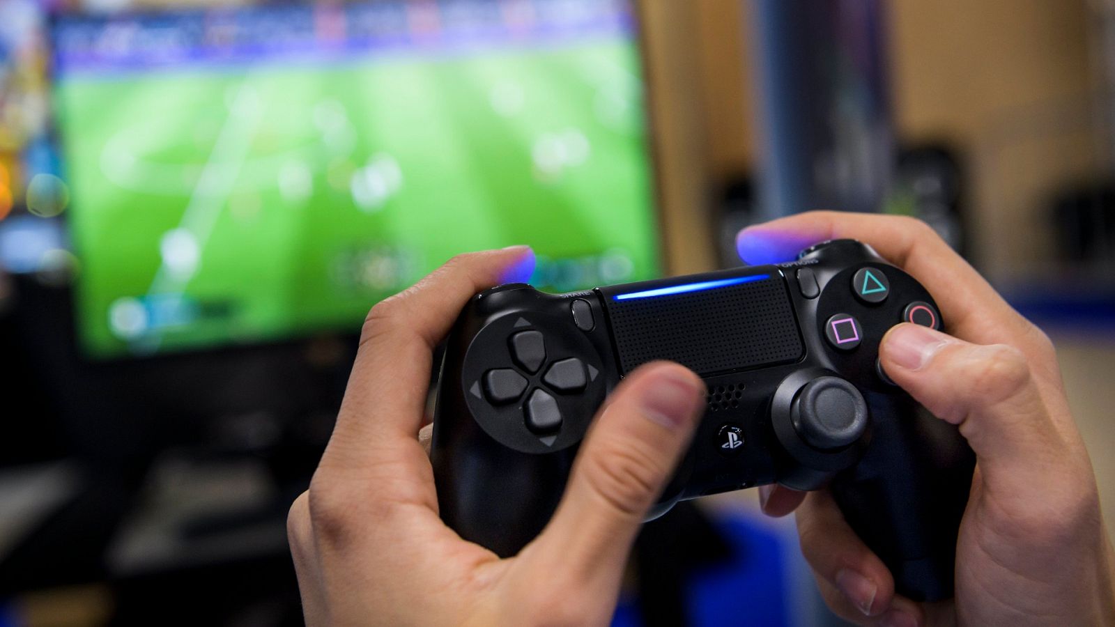 Un aficionado jugando al videojuego FIFA 20