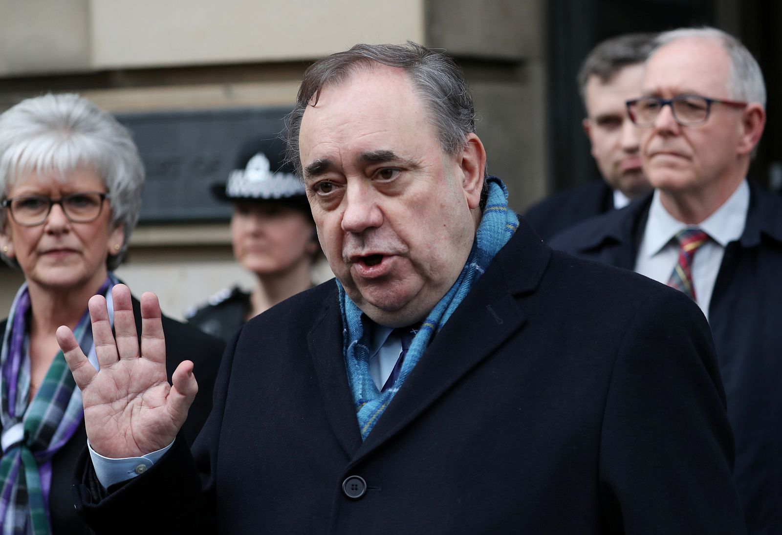 El exministro principal de Escocia Alex Salmond sale del Tribunal Supremo de Edimburgo.