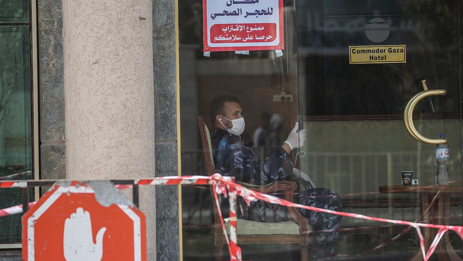 Un policía hace guardia en el hotel donde se encuentran los palestinos en cuarentena