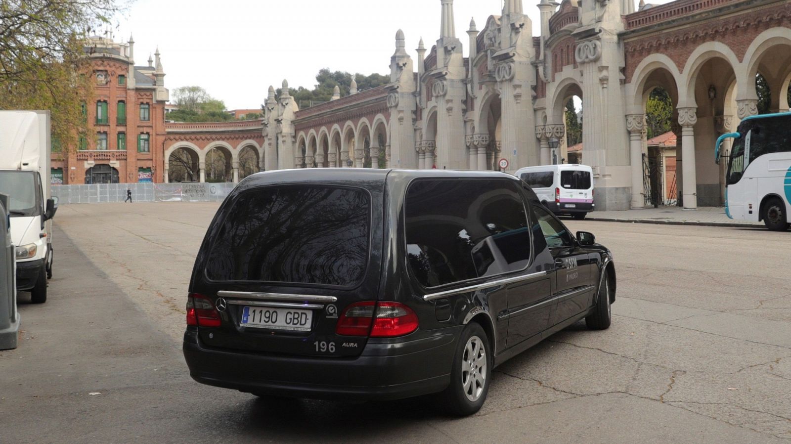 Un coche fúnebre llega al cementerio de La Almudena, en Madrid