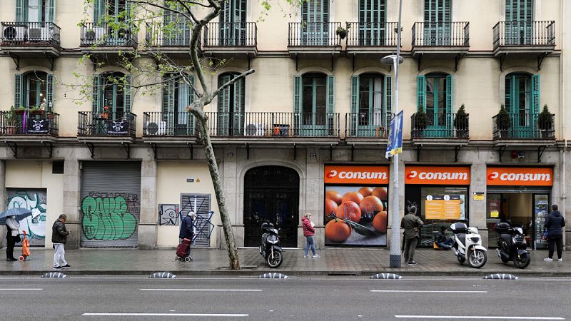 Cola en el exterior de un supermercado en Madrid