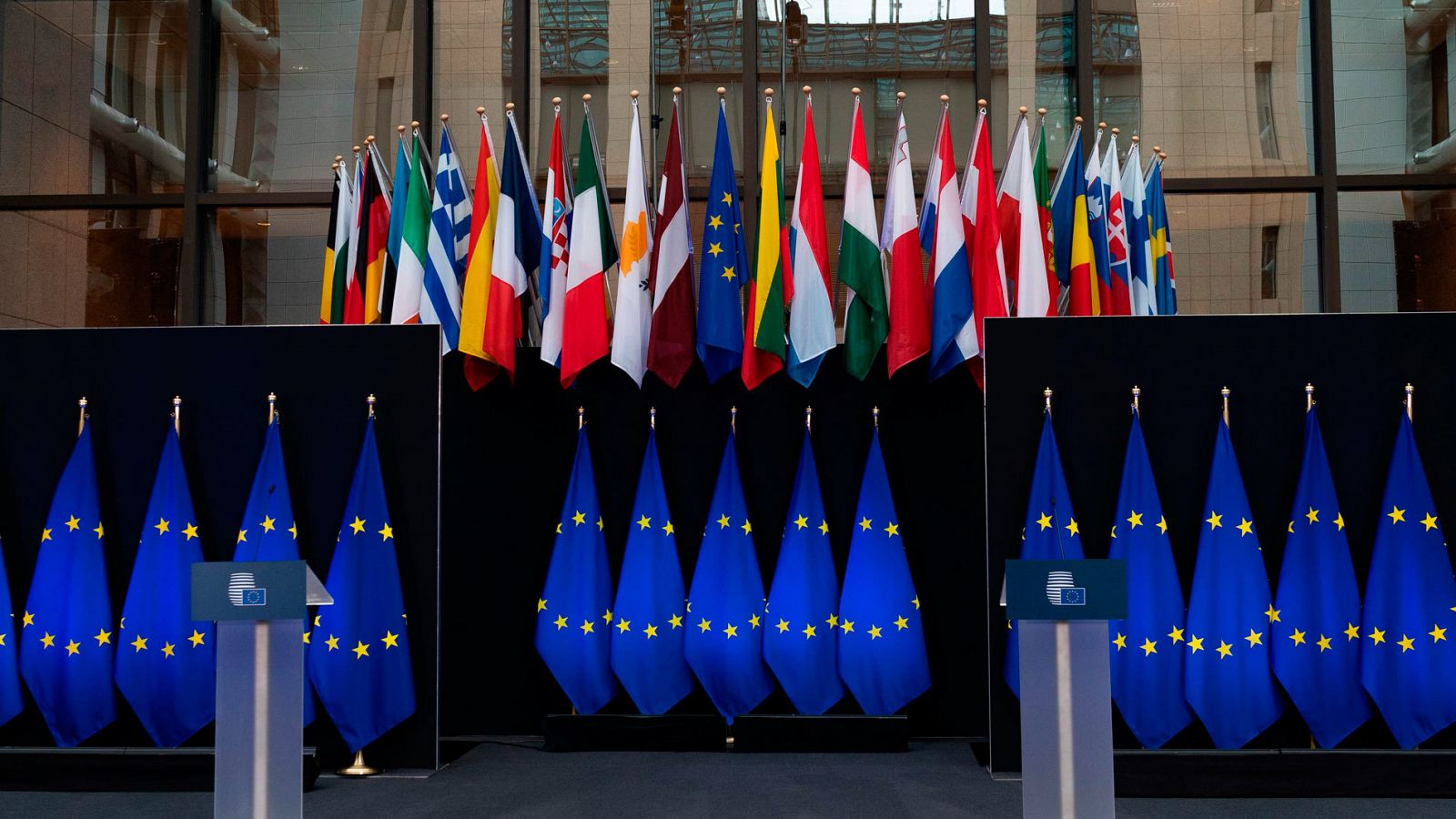 Las banderas de los Estados miembros junto a la de la Unión Europea en la sede de la Comisión Europea en Bruselas