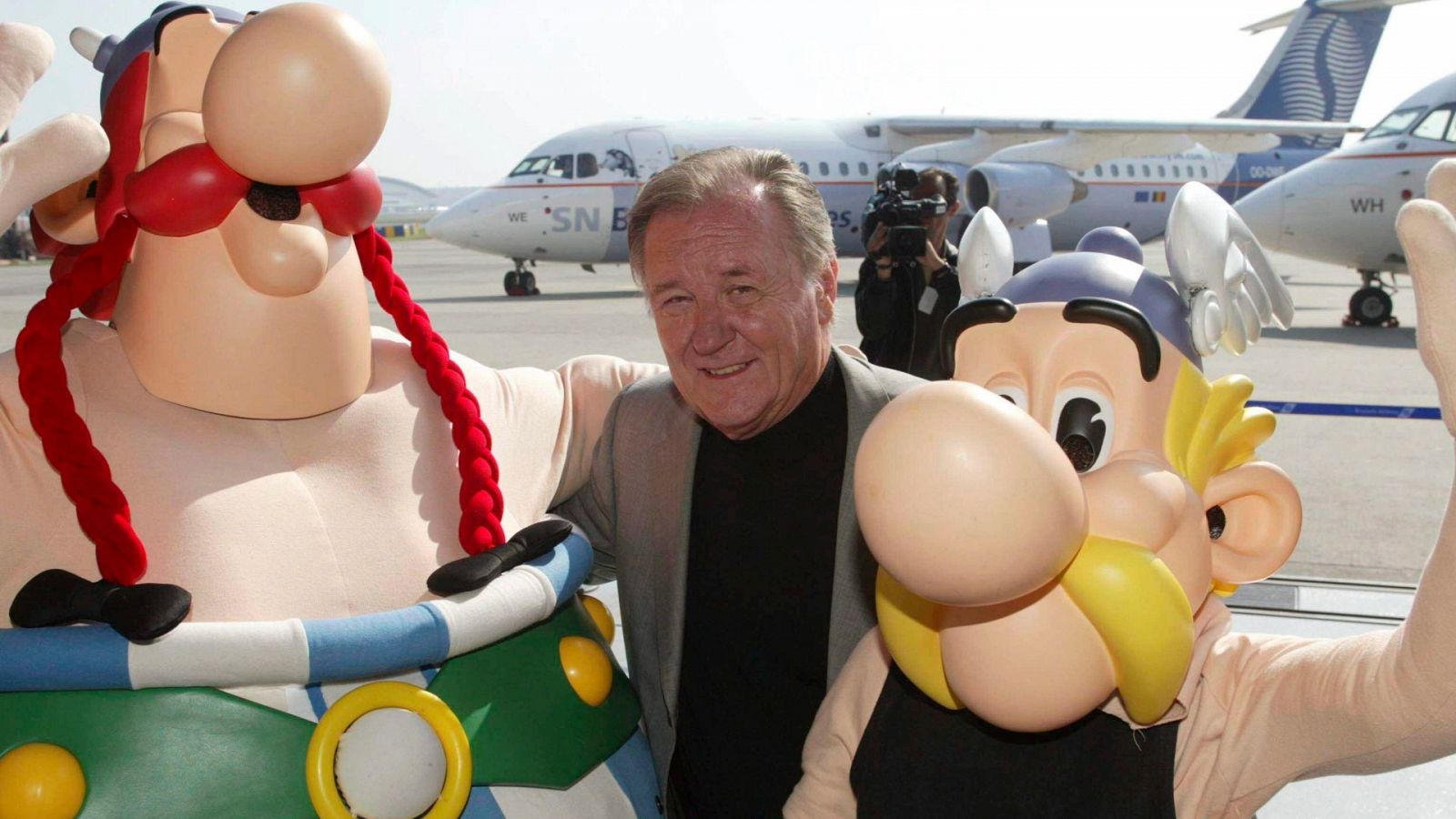 Albert Uderzo posando con Astérix y Obélix en 2005