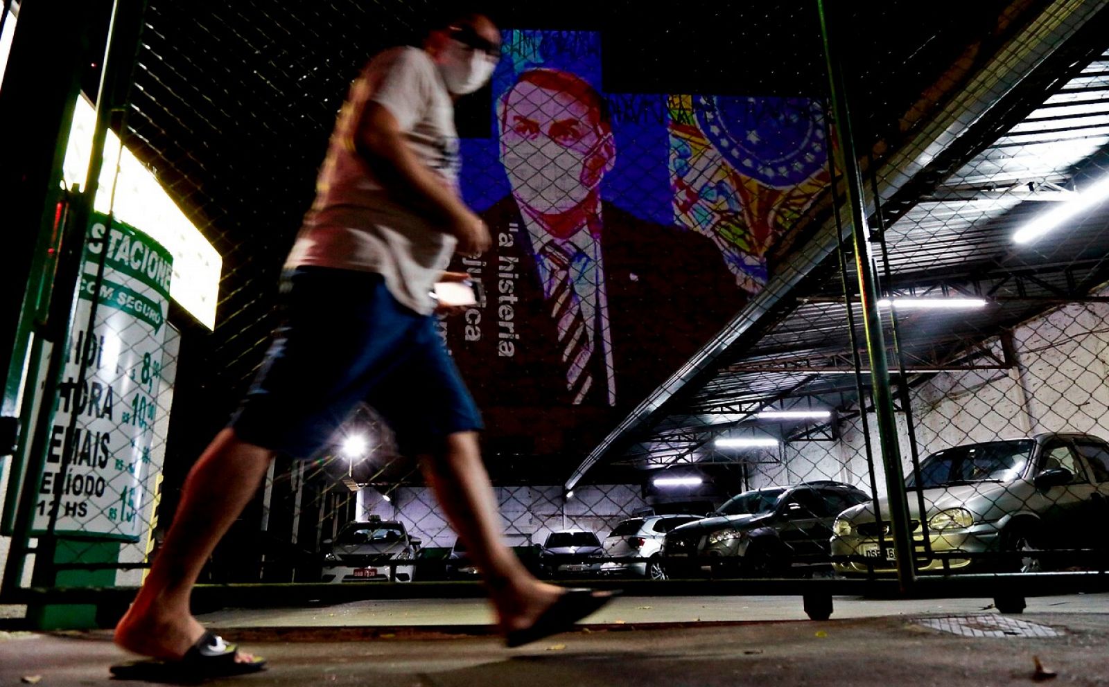 Un mural de Bolsonaro con una mascarilla y la frase "la histeria perjudica a la economía"